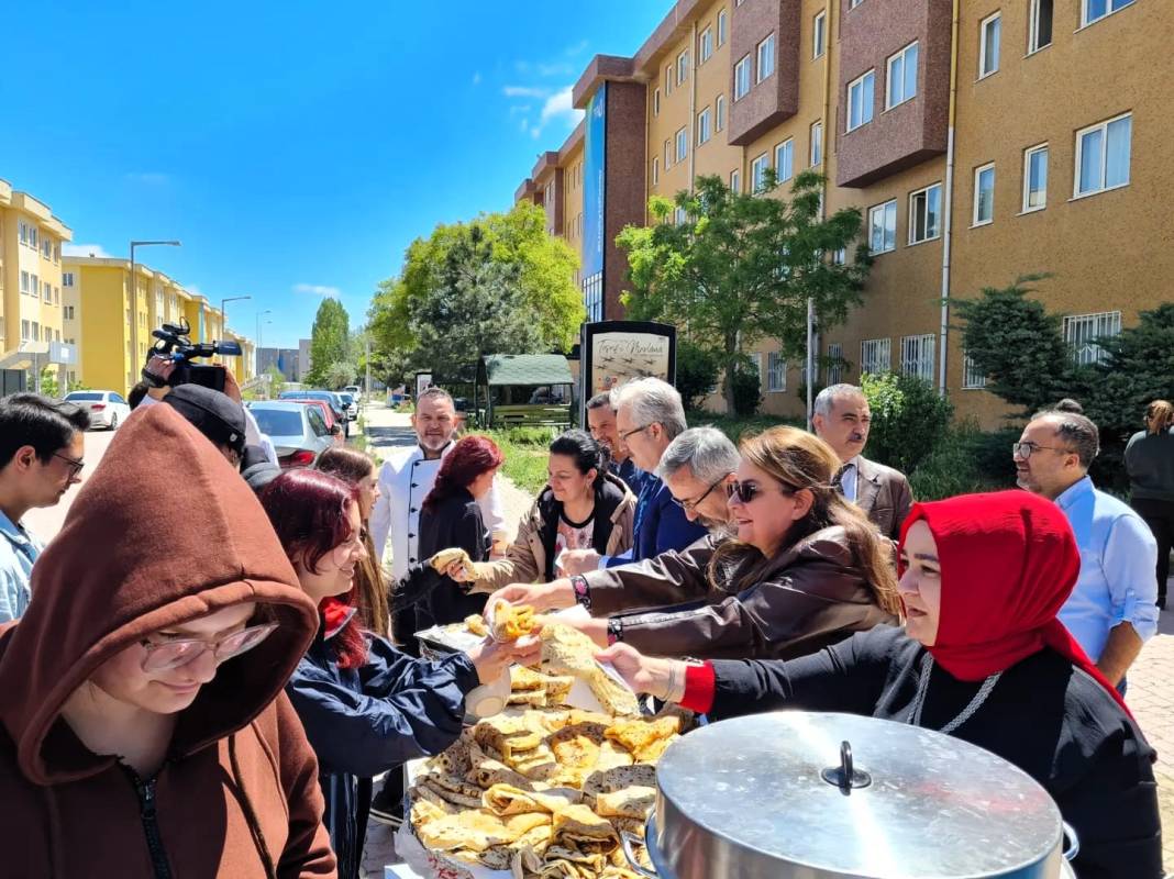 Sıkma ve börek dağıttılar 1
